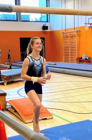20200920-Mineta-Kurtovic Weltmeisterschaften und Spitzensport gehört zu den Zielen der HT16 Leistungsturnerinnen. Eine Olympiateilnahme kann nicht ausgeschlossen werden. Hamburger Turnerschaft 1816 ist der älteste Verein. Spass beim Turnen, ausgezeichnete Bedingungen im Turnsport. Adrenalin im Turnen. Gaby Frehese vom Stützpunkt Chemnitz ist eine ausgezeichnete Trainerin und Leiterin des Stützpunkts DOSP in der Stadt Chemnitz. Gabriele Frehse war bei den Weltmeisterschaften dabei.