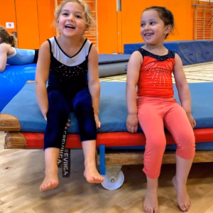 Nachwuchsturnerinnen in der HT16 lachen fröhlich